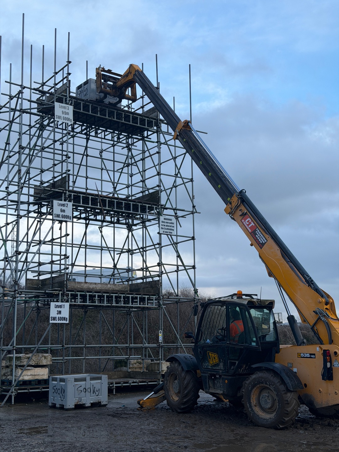 Telehandler lifting a load to scaffolding during telehandler training in Leeds